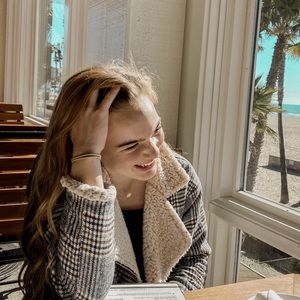 Meet your Posher, Carlyle